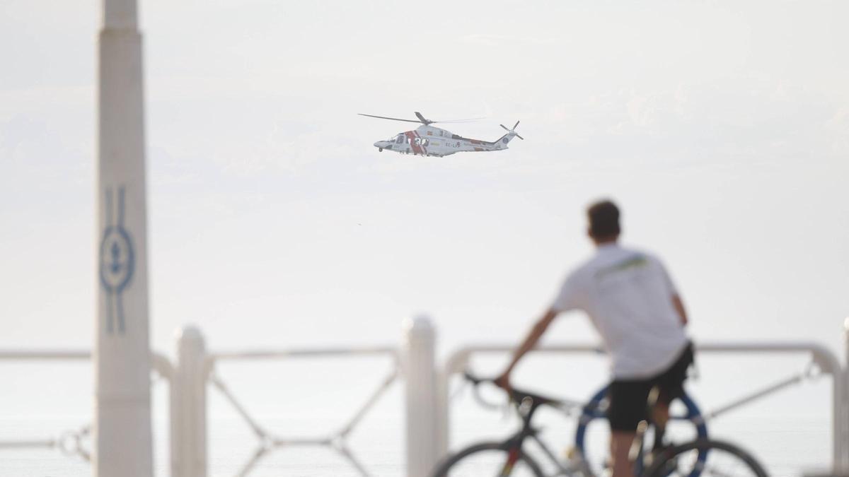 Un hombre en bicicleta se detiene a observar el dispositivo de búsqueda.