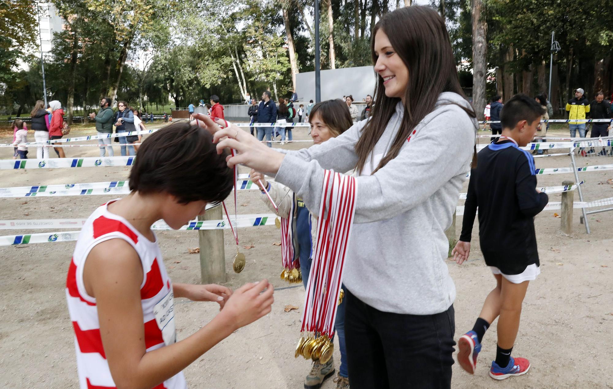 Un millar de jóvenes apuestan por el deporte en el Cross Castro San Miguel