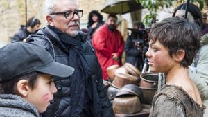 El director de la versión televisiva de ’La catedral del mar’, Jordi Frades, en el centro, le da instrucciones a uno de los niños para la próxima escena del rodaje en Sos del Rey Católico.