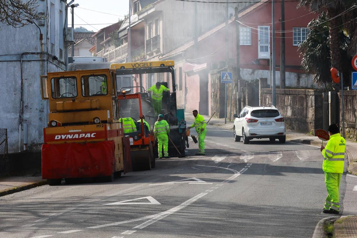 Reparación de carreteras dañadas por los temporales en la comarca, esta mañana.