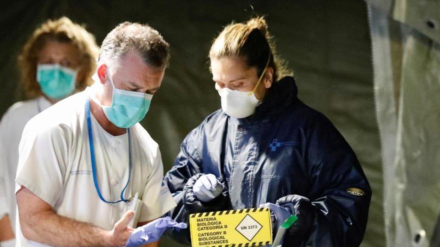 Sanitarios en el hospital militar de Asturias.