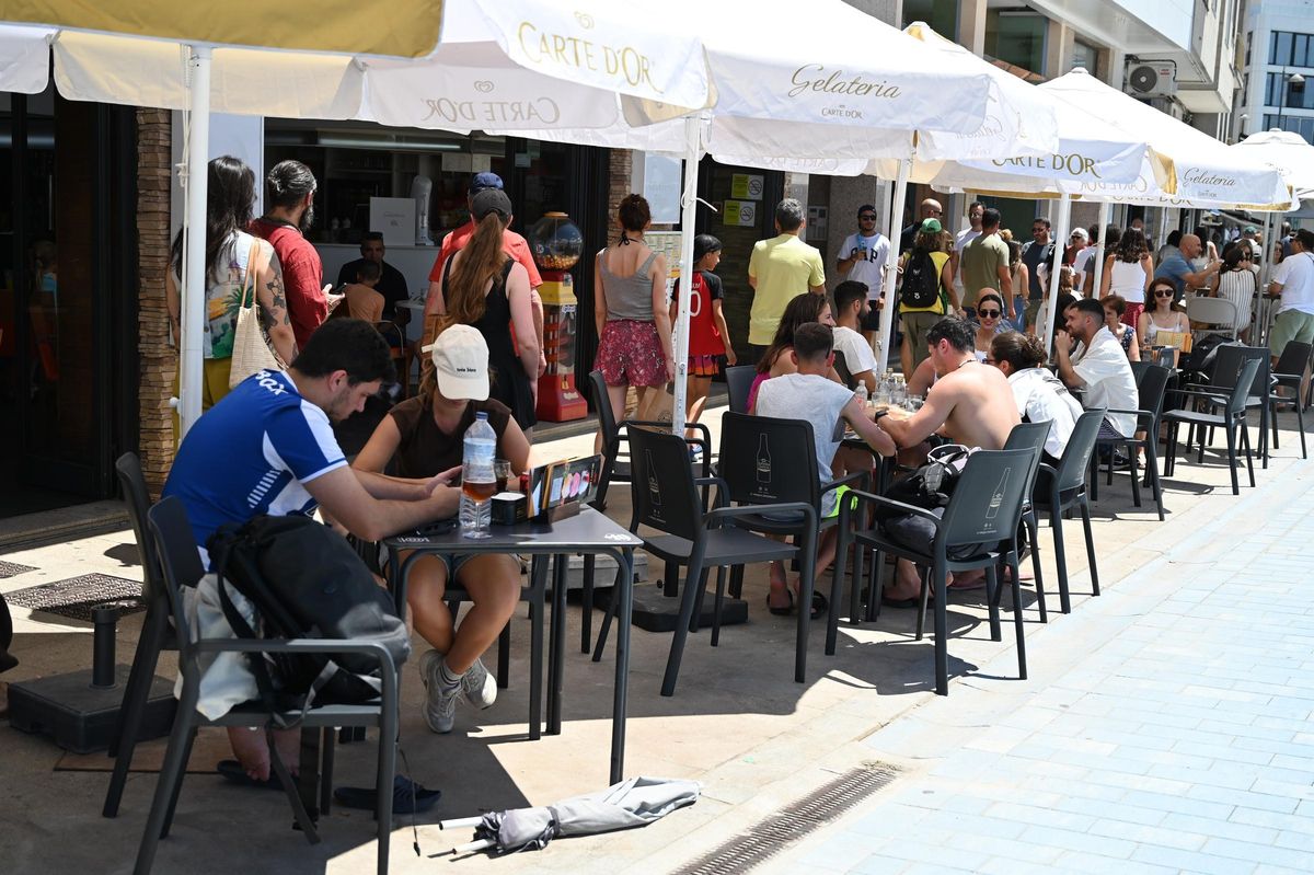 Clientes en una terraza en Sanxenxo.