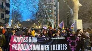 Manifestación alternativa | Cientos de mujeres tiñen el centro de Palma de morado para demostrar que "juntas somos revolucionarias y rebeldes"