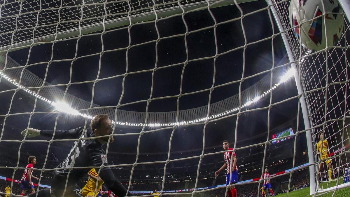 El porter de l'Atlètic de Madrid encaixa el tercer gol en el darrer partit de Lliga disputat pel Barça