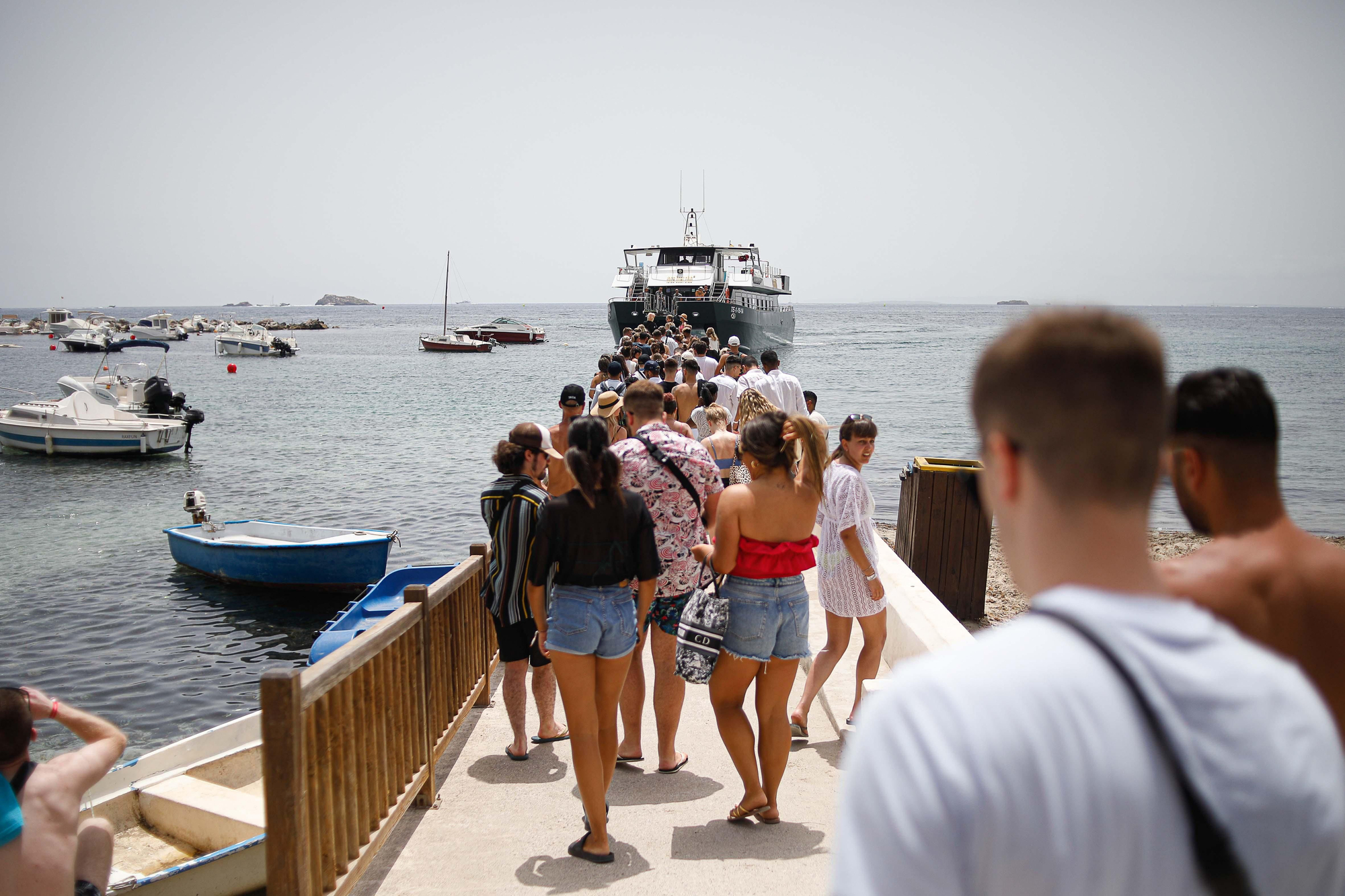 Los ‘party boats’ esquivan la ley contra el turismo de borrachera y sirven barra libre en Ibiza