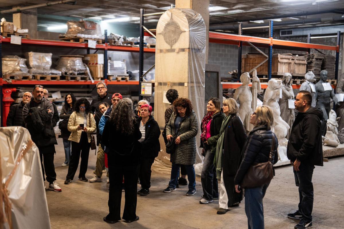 Imágenes de Almacén de Arte Público de Canyelles , durante la primera visita del mini festival OpenBarri.