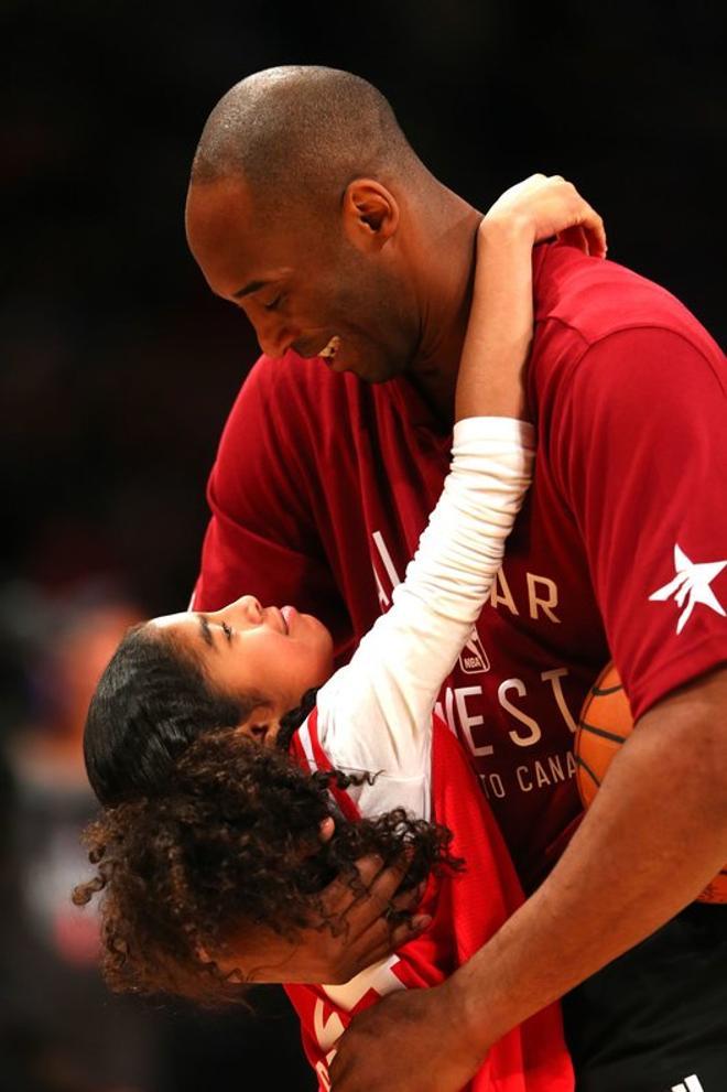 Kobe Bryant junto a su hija Gianna durante el NBA All-Star Game 2016 en el Air Canada Centre  el 14 de febrero de 2016 en Toronto.