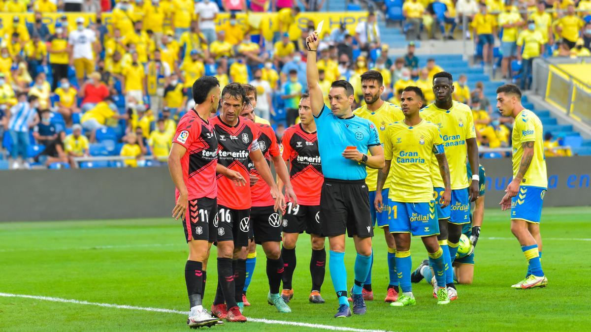 Partido entre la UD Las Palmas y el CD Tenerife en el Estadio de Gran Canaria.