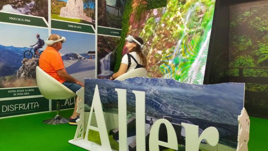 Dos visitantes del stand de Aller con las gafas de realidad virtual en la última edición de la feria. |