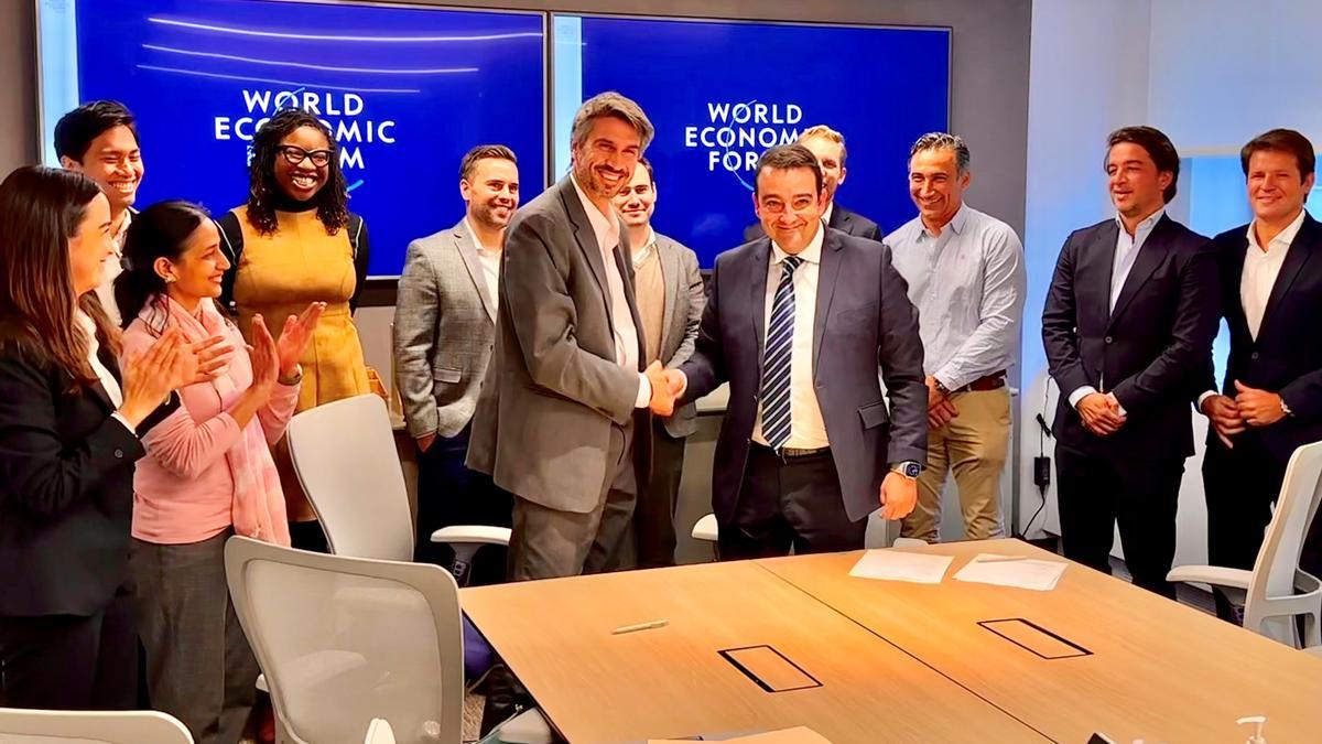 José Valle tras la firma del acuerdo con Alexandre Crueger, director de Clústeres Industriales y Asociaciones Estratégicas en el Foro Económico Mundial celebrado en Nueva York el pasado mes de noviembre.