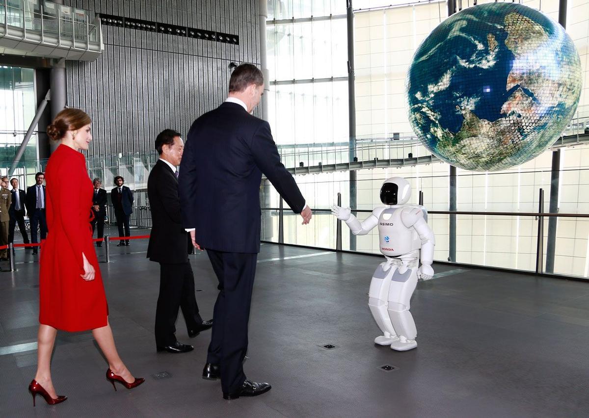 Letizia Ortiz y Felipe VI en Japón con su perfecto look rojo de Felipe Varela