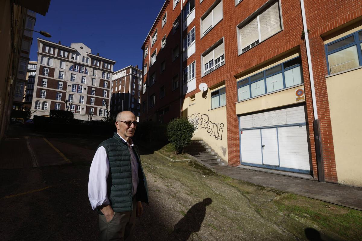Avilés. Reportaje con los vecinos de unos bloques de Glez Abarca que no tienen acceso peatonal a la calle, lo que provoca problemas de accesibilidad.