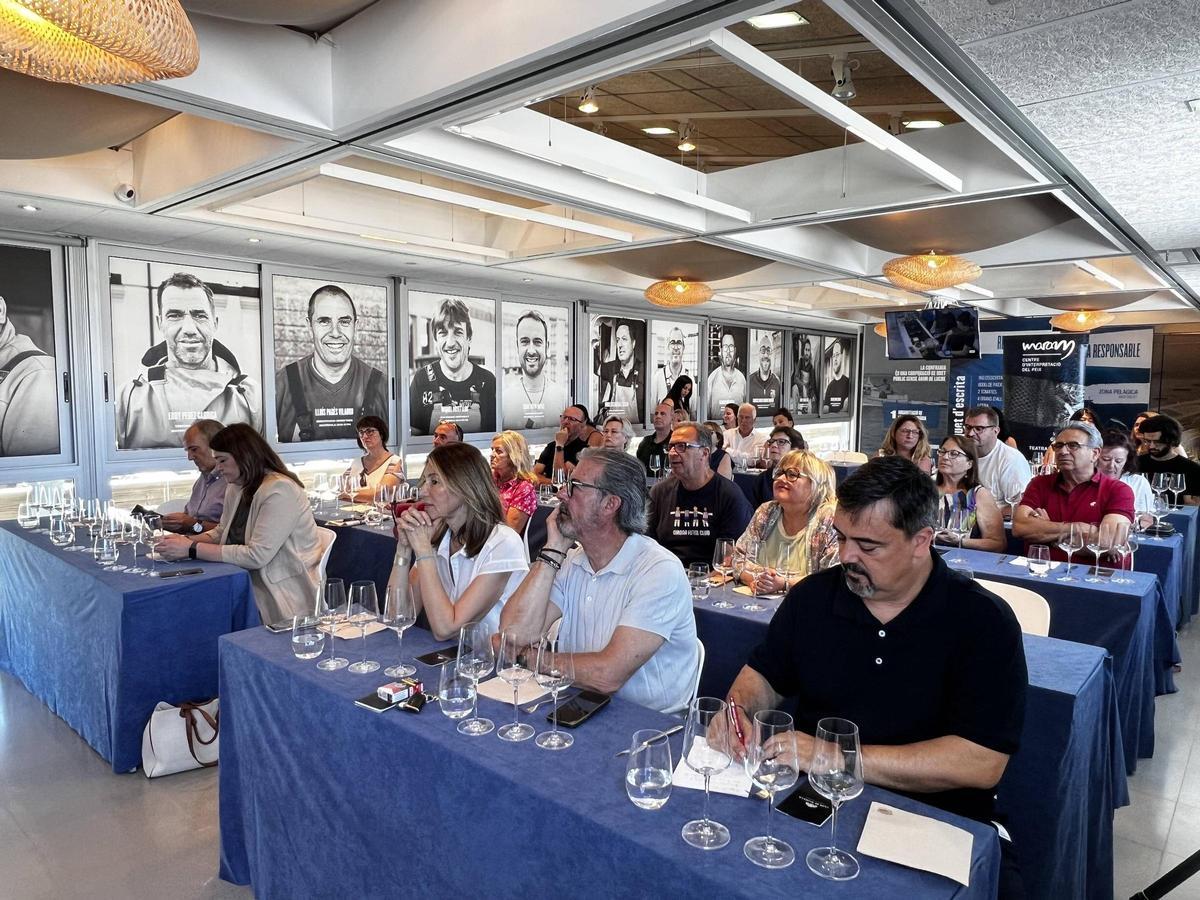 Les imatges del showcooking de peix blau d'aquí amb tècniques orientals, jalapenyos i fum de fulles de pi