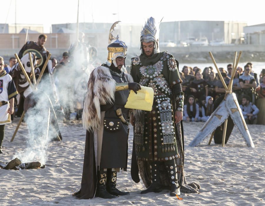 Un espectacular Desembarco al alba da inicio a los Moros y Cristianos en El Campello