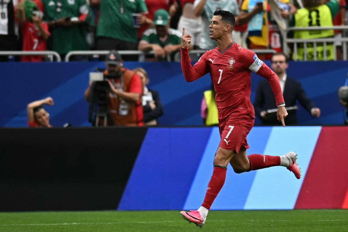 Cristiano exhibe sus galones y Portugal se pasea ante Uzbekistán