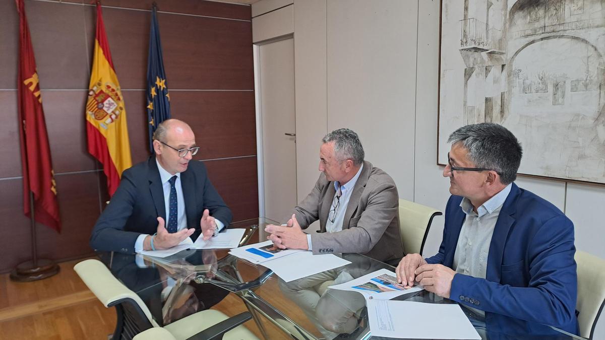 Reunión entre el consejero de Educación y el alcalde de Moratalla
