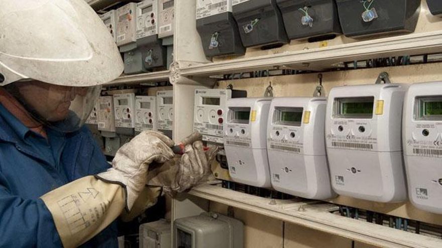 Un operario revisa unos contadores eléctricos en una imagen de archivo.