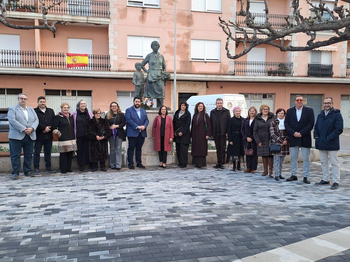 Ofrenda en el monumento a la Mujer Trabajadora.