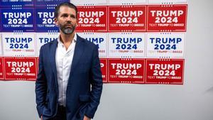 Donald Trump Jr. habla con los medios de comunicación en un mitin en honor de su padre, el candidato presidencial republicano, el ex presidente de los Estados Unidos, Donald Trump