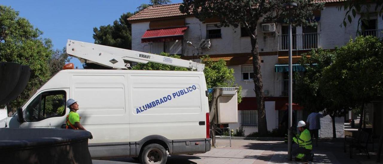 Varios operarios trabajan en la sustitución de las luminarias en Lucena.