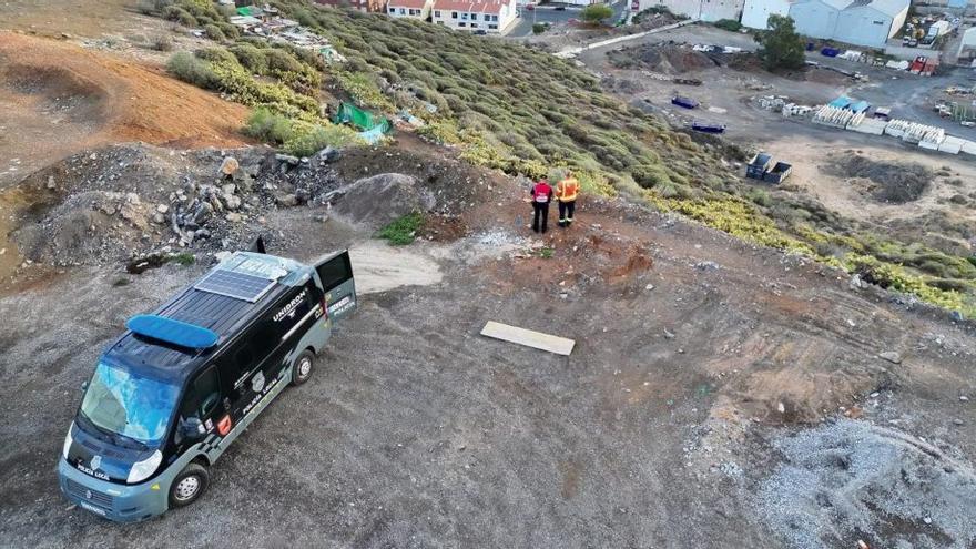 Agentes de la Policía Local rastrean la zona para localizar al vecino.