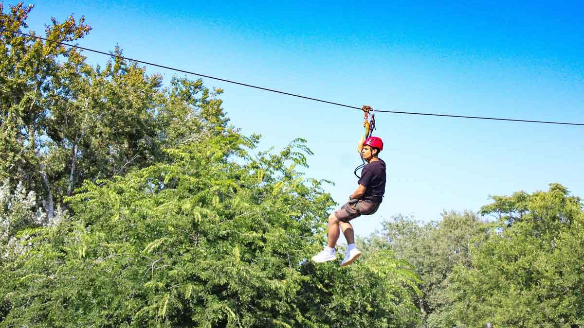 Actividad de tirolina en el parque de aventura de La Molina.