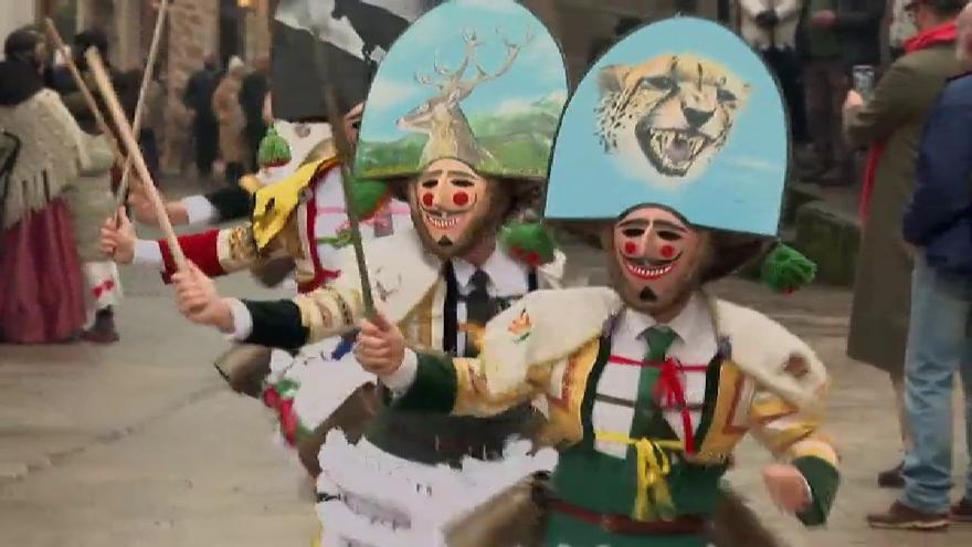 Los peliqueiros invaden las calles de Laza para celebrar a lo grande el Entroido