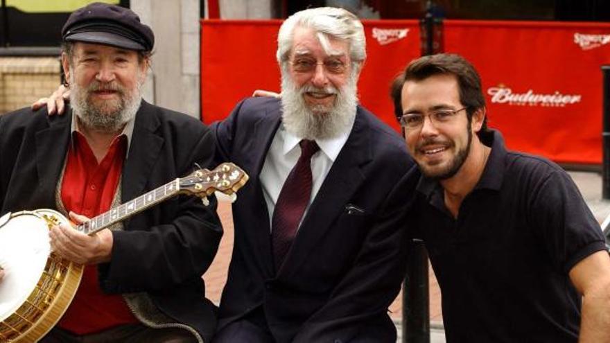 El periodista malagueño Antonio Linares, a la derecha, con Ronnie Drew y Barney McKennay (al banjo), de la histórica banda The Dubliners.