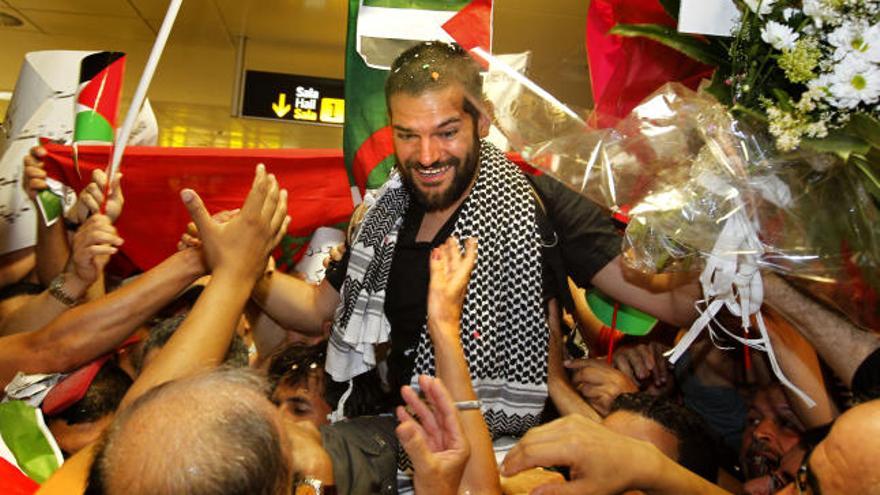 David Segarra llevado a hombros a su llegada al aeropuerto de Manises.