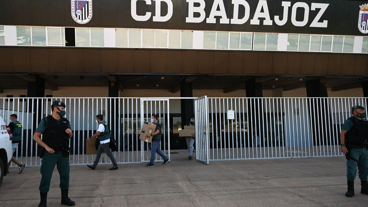 Agentes de la Guardia Civil sacan varias cajas con documentos de las oficinas del Nuevo Vivero.