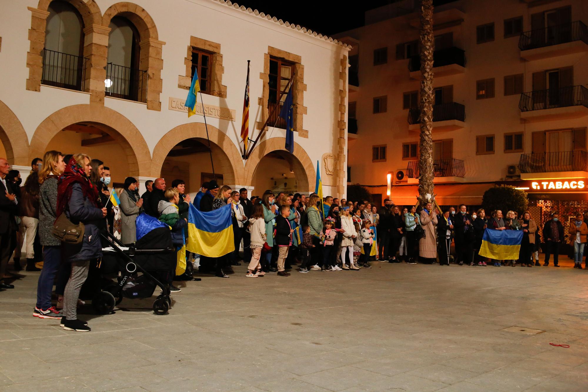 Galería de imágenes: los ucranianos de Ibiza rezan y se concentran por la paz