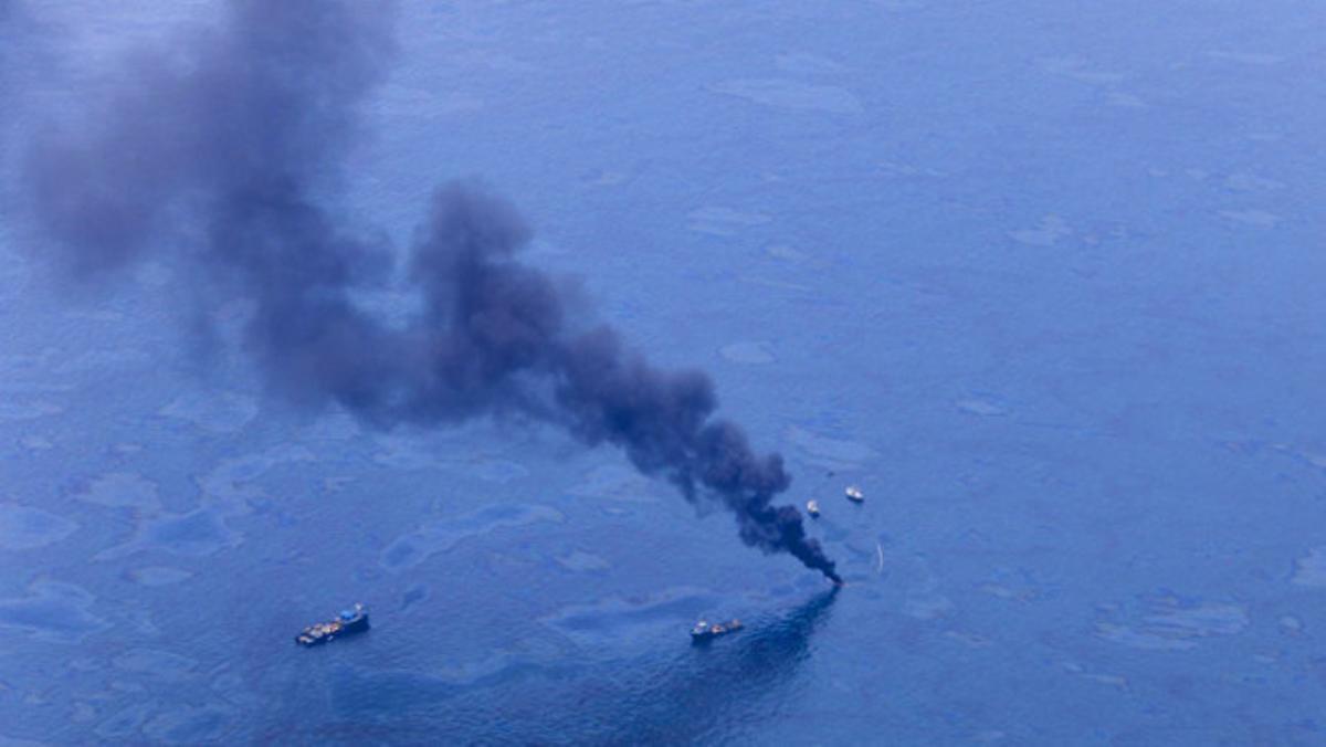 Imatge que mostra el continu vessament de petroli sobre el golf de Mèxic. Grups d’ecologistes van demandar el Govern dels EUA per l’accident.