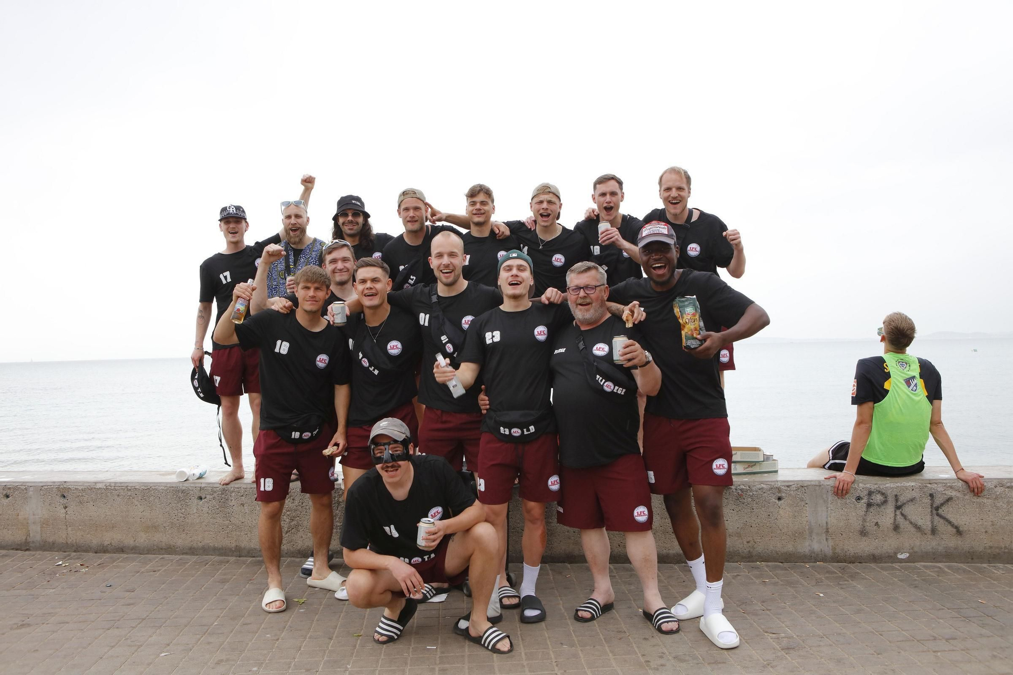 Die Fußballer des 1. FC Germania Egestorf/Langreder feiern an der Playa de Palma den Klassenerhalt in der Oberliga