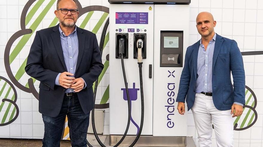 El aparcamiento intermodal de El Rincón estrena cargador eléctrico.