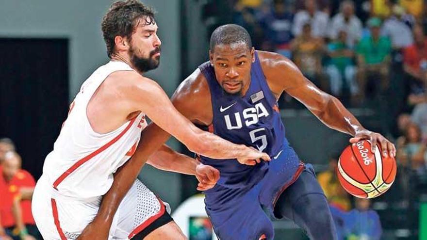 Sergi Llull, defendiendo a Kevin Durant.