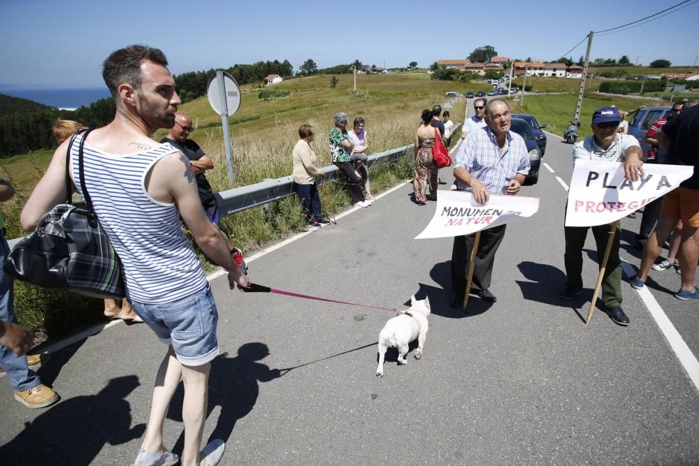 Concentración de los vecinos de Bayas, en Castrillón, contra la presencia de perros en la playa