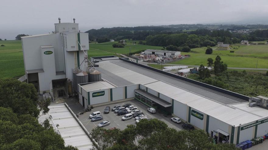 El secreto de la fábrica de pienso ecológico única en España que lleva casi un cuarto de siglo funcionando en Valdés y que abastece a 300 ganaderías de todo el Noroeste y Portugal