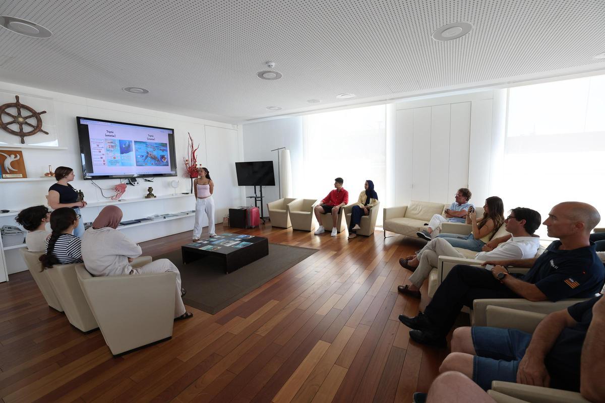 Alumnos del Quartó de Portmany presentan su campaña sobre la bahía y las tortugas