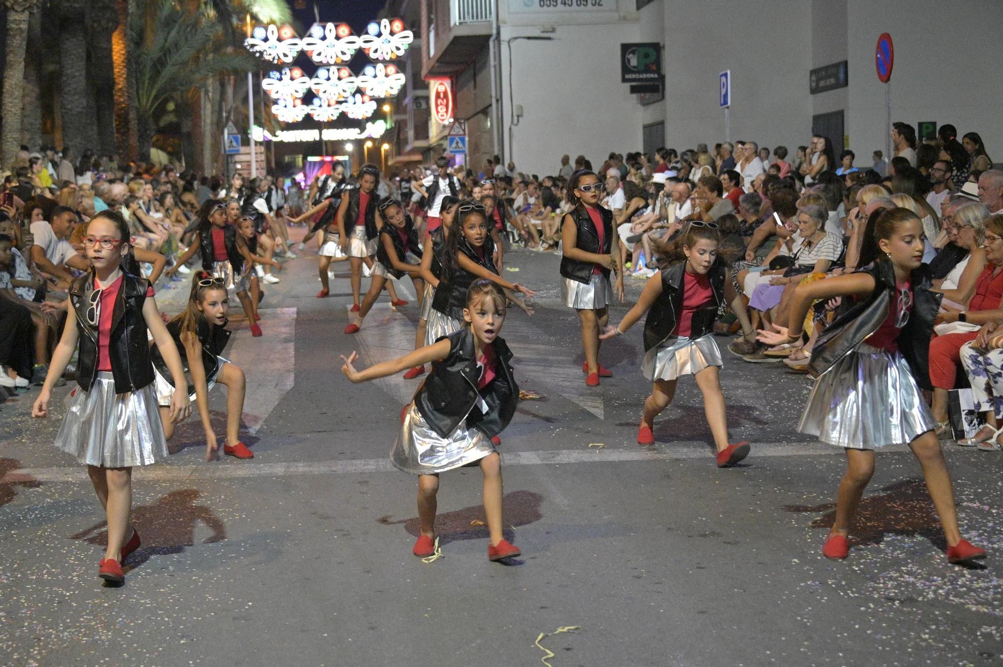 Derroche de musica y color en Santa Pola