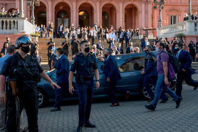 Decenas de hinchas caminan detrás del cortejo fúnebre que traslada los restos de Diego Armando Maradona desde la Plaza de Mayo hasta el  cementerio privado Jardín Bella Vista donde ya estaban enterrados los padres del futbolista.