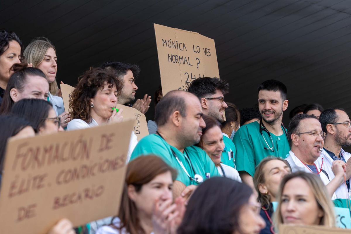 Concentración en el hospital Clínico en el último día de la huelga de médicos en Aragón.