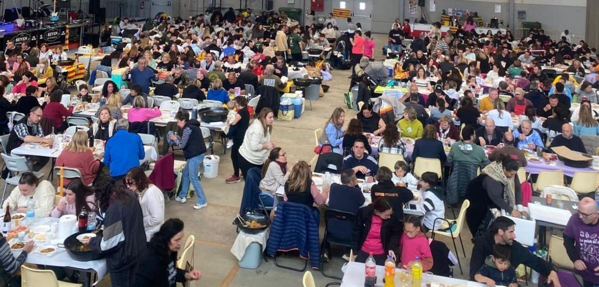 Más de 600 vecinos compartieron mesa y mantel.  | SERVICIO ESPECIAL