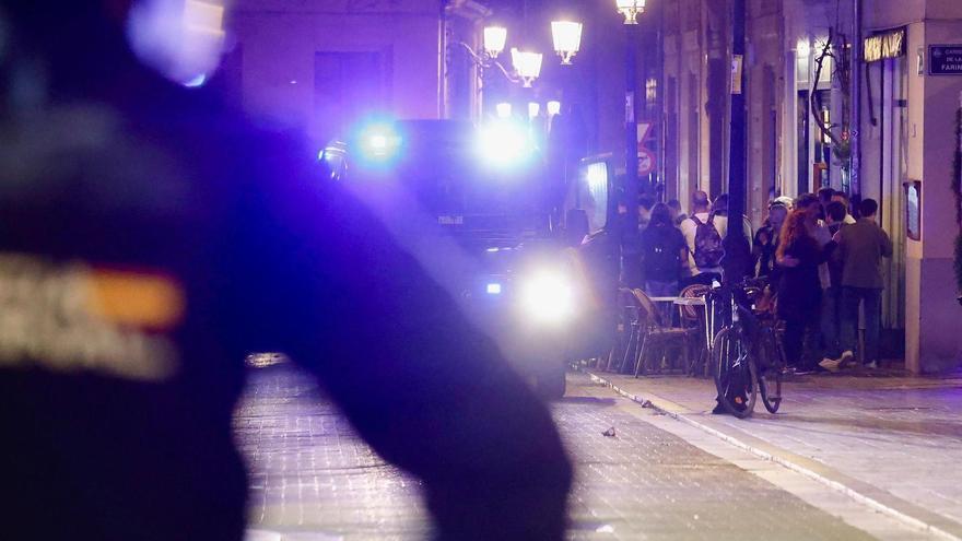 Cargas policiales a las puertas del Ayuntamiento de València