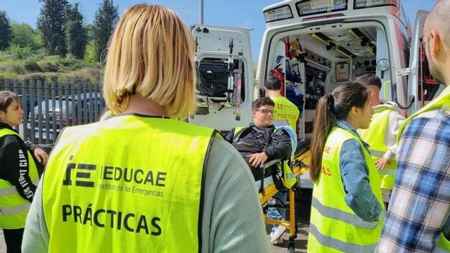 Alumnos de Ieducae durante unas prácticas. |  | CEDIDA A LNE
