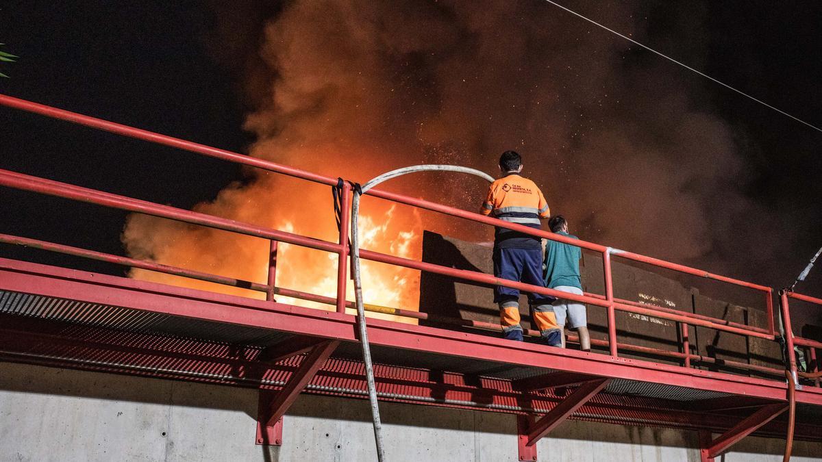 Declarado un fuego en el desguace de Ca Na Negreta