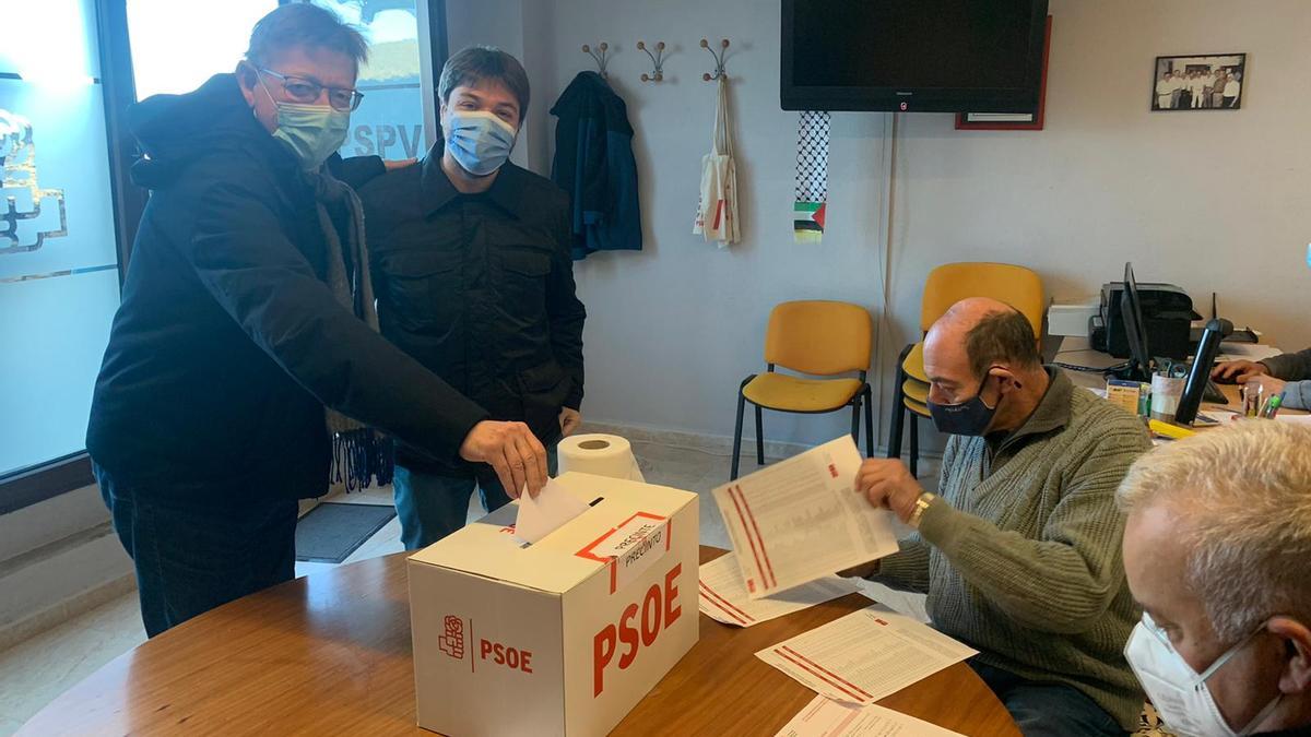 Ximo Puig ha sido de los primeros en votar en las primarias del PSPV-PSOE de Castellón, en cuanto ha abierto la mesa electoral de Morella.