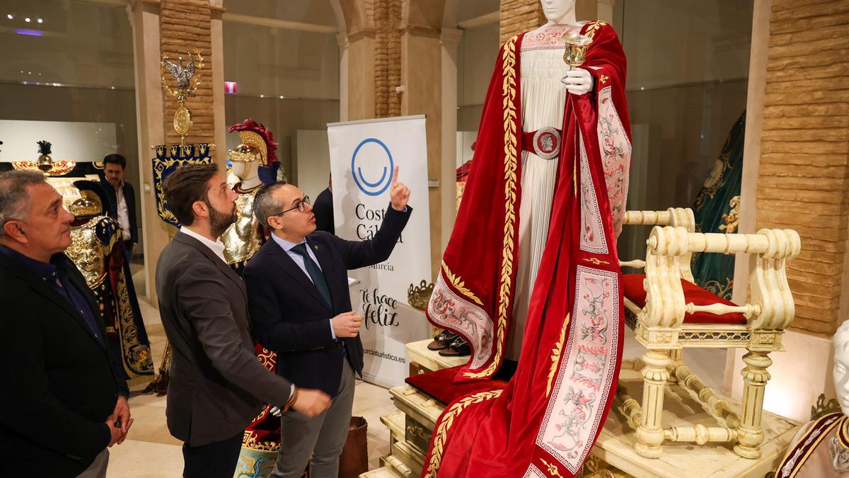El presidente del Paso Azul explica al director del ITREM los elementos del nuevo traje de Nerón.