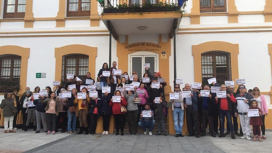 Vecinos de San Pedro, ayer, ante la Tenencia de Alcaldía.