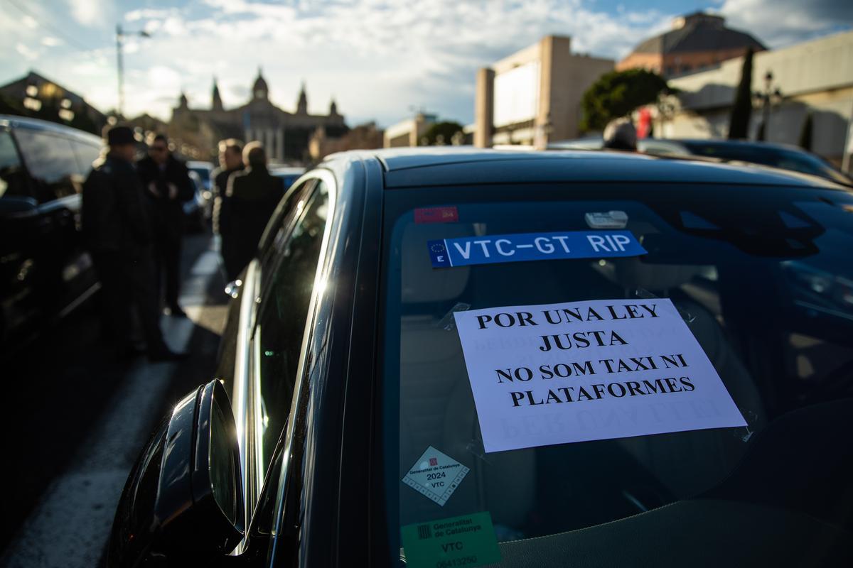 Centenares de conductores de VTC escenifican un funeral del sector y hacen una marcha lenta por Barcelona