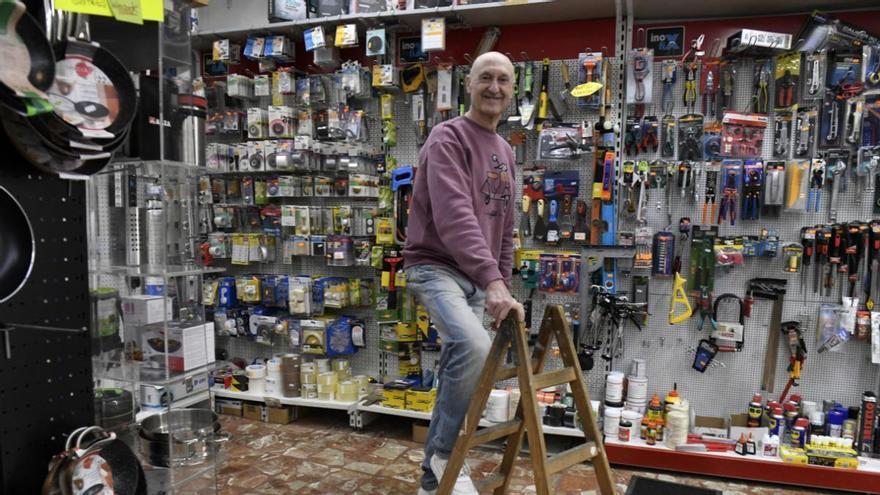 Adiós a la mítica ferretería de la calle Correos de Murcia: "Nunca he trabajado para hacerme rico, sino por estar a gusto"